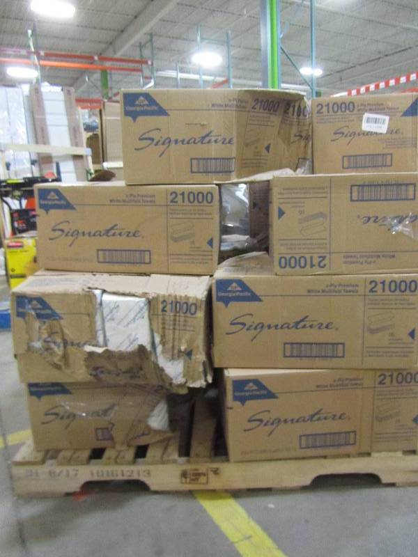 lot 43 image: Georgia-Pacific 21000 Signature 2-Ply Premium Multifold Paper Towel, White, 125PK, 32PKCS (4000 Count) HALF PALLET OF BOXES