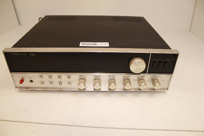 lot 17 image: Vintage HarmanKardon 930 receiver