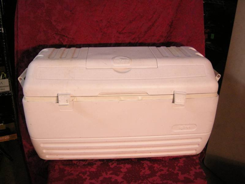lot 8 image: Large Igloo Cooler