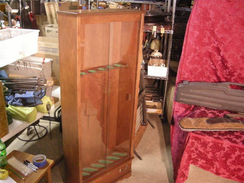 lot 13 image: Wooden 6 Gun Cabinet