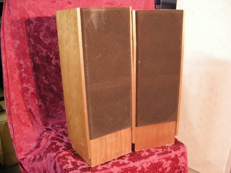 lot 27 image: Realistic Optimus T-100 Speakers