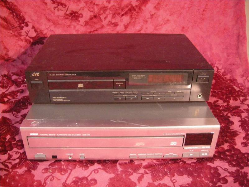 lot 24 image: YamahaJVC CD Players