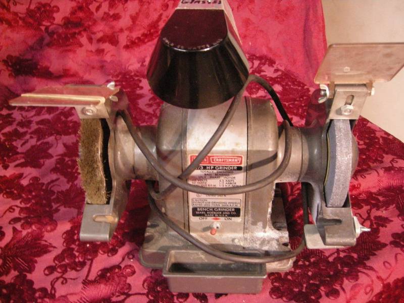 lot 32 image: Bench Grinder
