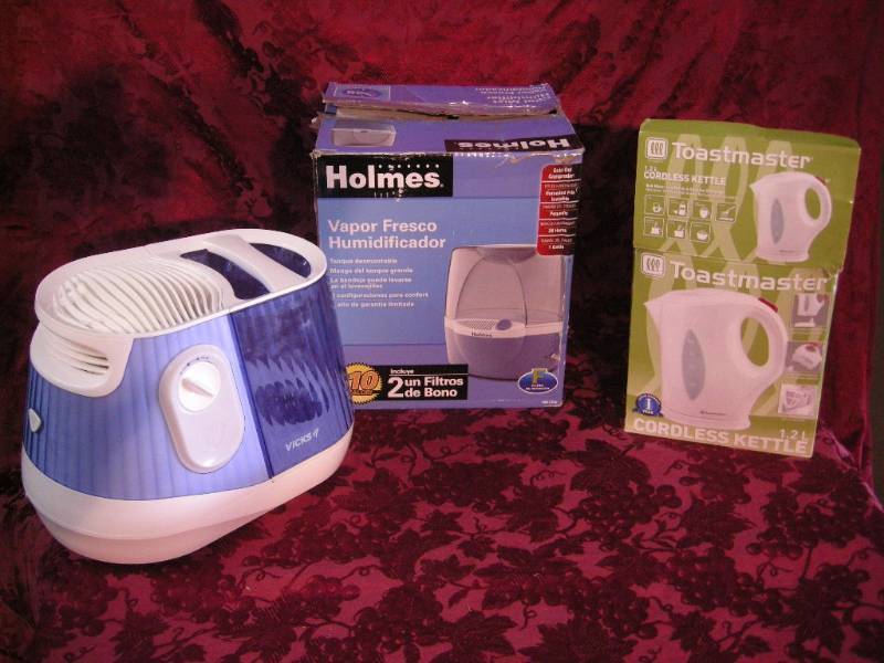 lot 51 image: 2 Humidifiers and Kettle