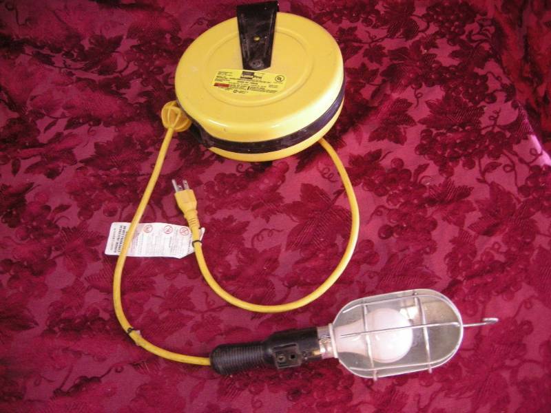 lot 73 image: LumaPro Retractable Shop Light