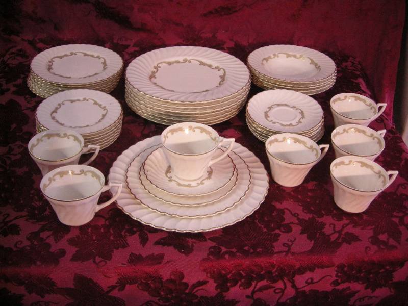 lot 93 image: Vintage Syracuse China Set