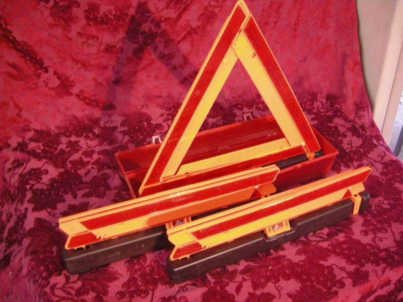 lot 106 image: Roadside Safety Marker Kit