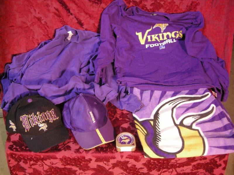 lot 132 image: MN Vikings Items