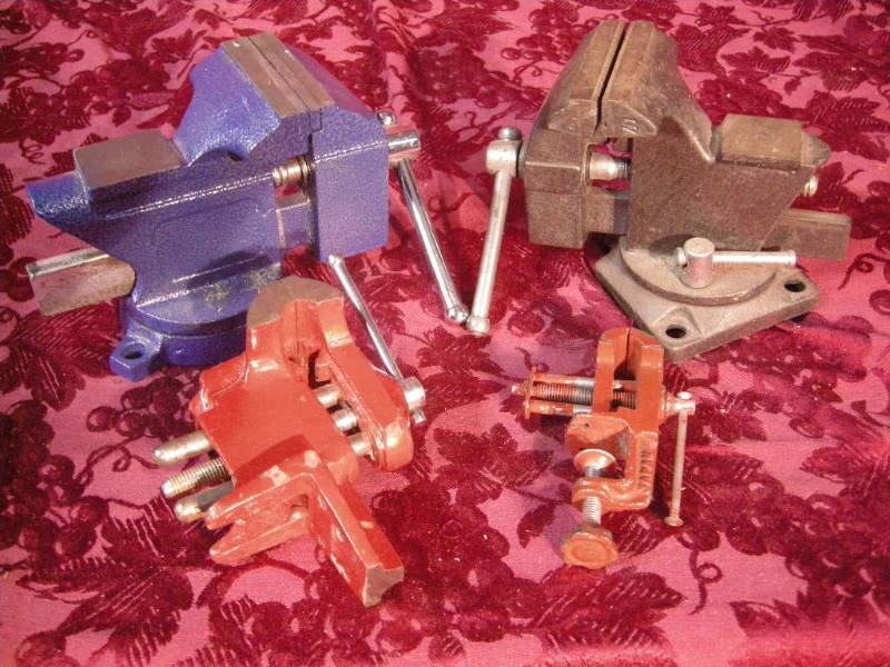 lot 129 image: 4 Small Vises