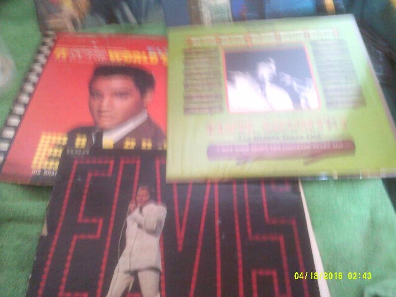 5 COLLECTIBLE ELVIS RECORDS