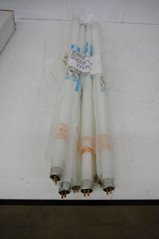 lot 39 image: Philips Tl Mini F1375 4100K 8 Count