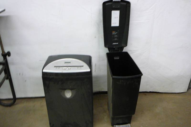 lot 78 image: Office Max Paper, CD, Card, Shredder works, Trash Can