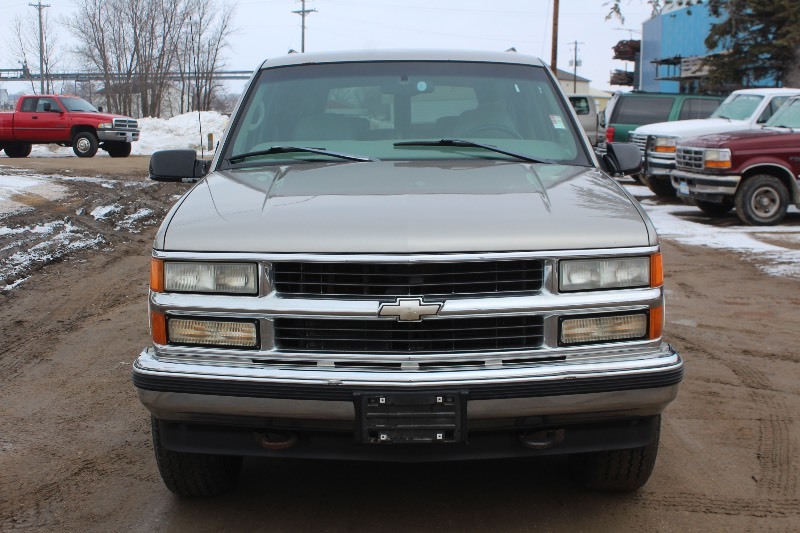 lot 2271 image: 1999 Chevrolet Suburban 1500 LT 4X4 - 2 Owner -