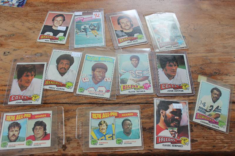 lot 92 image: 1975 Topps Football Cards...