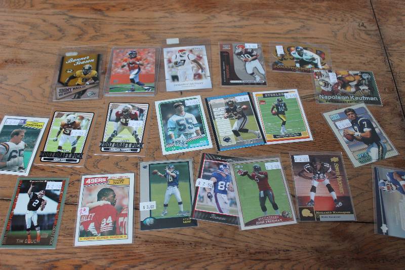 lot 22 image: 20 Football Rookie Cards...