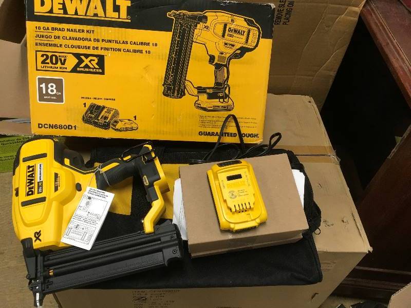 DEWALT 20-Volt Max Lithium-Ion 18-Gauge Cordless Brad Nailer Kit in good condition