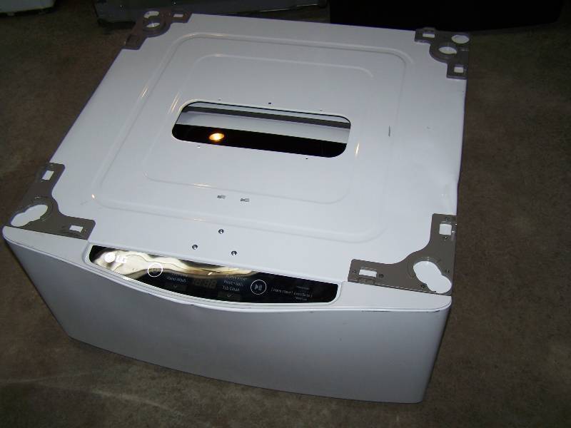 lot 19 image: LG Pedestal Washer