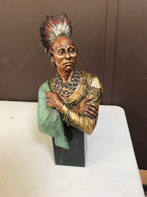 lot 125 image: LEGENDS STATUE
