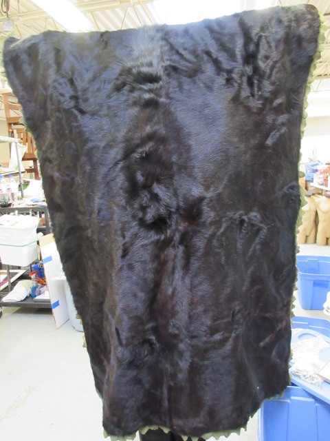 lot 352 image: BLACK BEAR HIDE CARRIAGE ROBE