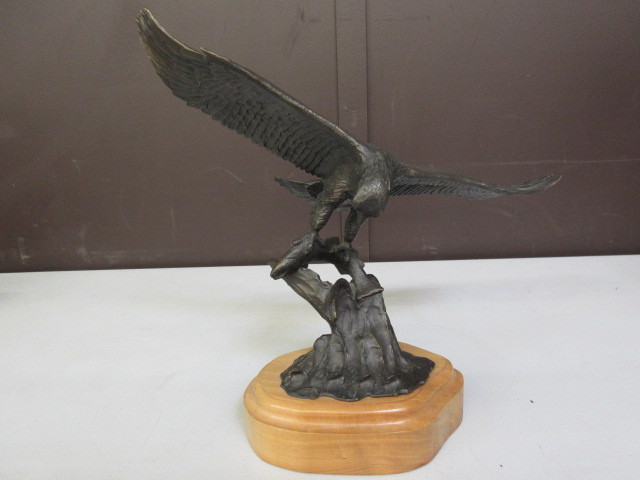 lot 362 image: FIRST STRIKE BRONZE STATUE BY CHEEVER