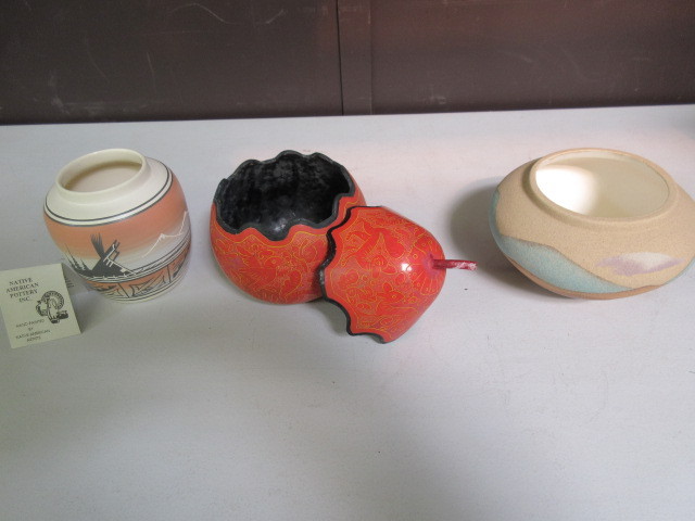 lot 370 image: 2 SMALL HAND PAINTED POTS AND GOURD