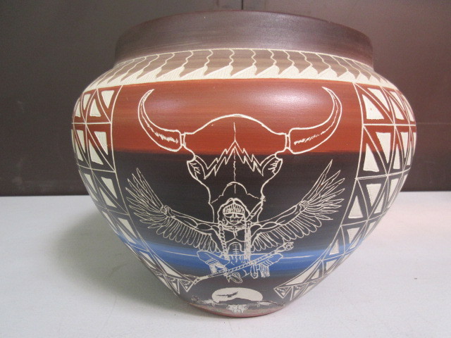 lot 371 image: NAVAJO DECORATED POT SIGNED BY DAVIS WIHHIE