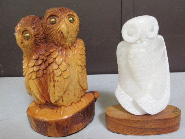 lot 374 image: WOODEN OWL CARVING BY CHAS MAC 97 AND ALABASTER CARVING ARTIST UNKNOWN