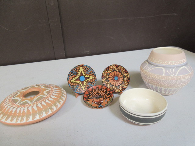 lot 390 image: NAVAJO POTTERY