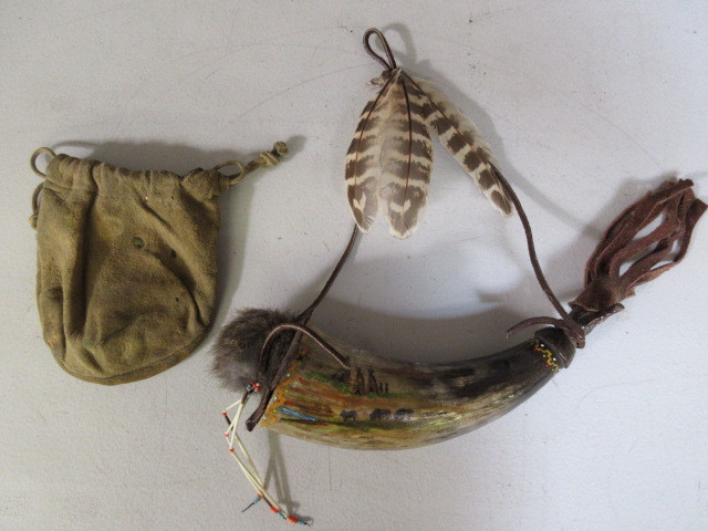 lot 403 image: HAND PAINTED POWDER HORN AND SUEDE POUCH