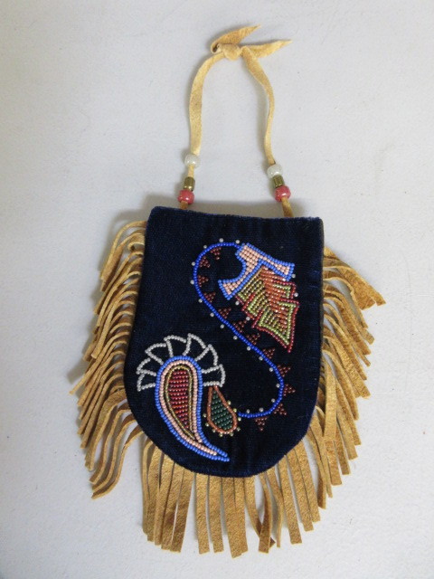 lot 425 image: BEADED DANCE PURSE