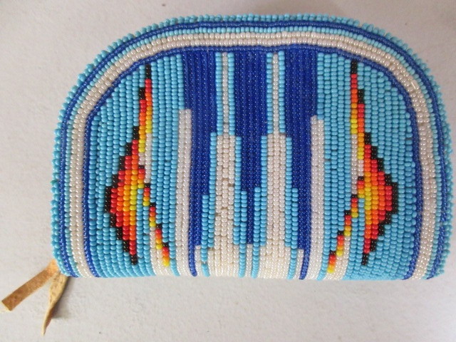 lot 431 image: HAND BEADED COIN PURSE