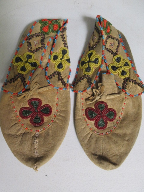 lot 437 image: VINTAGE LEATHER, HAND BEADED, ADULT SIZE MOCCASINS