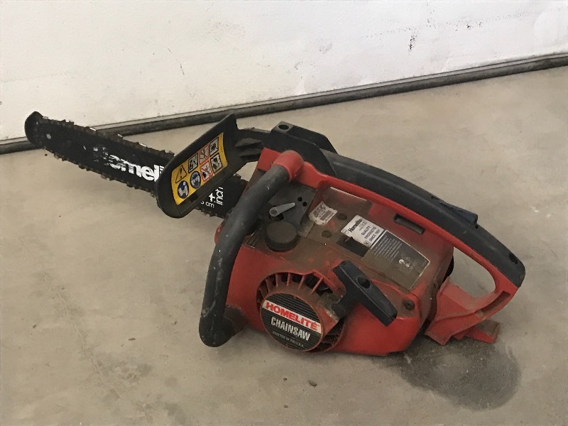 lot 28 image: Homelite 14 Chainsaw, Has Compress...