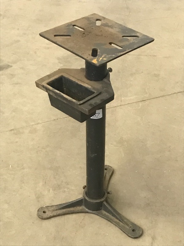 lot 37 image: Heavy Duty MachineTool Stand With ...