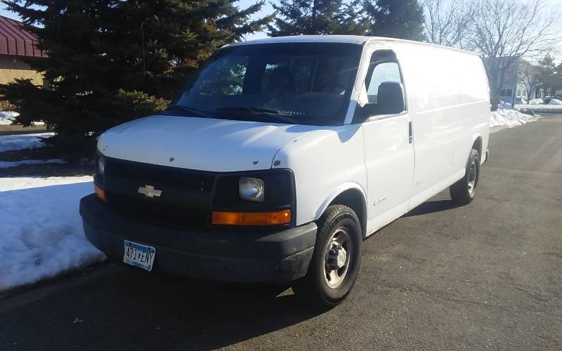 lot 1 image: 2003 Chevrolet Express 1-Ton 3500 6.0 Extended Cargo Van