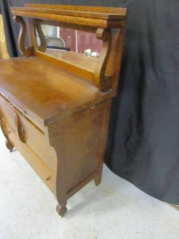 lot 15 image: Vintage Buffet