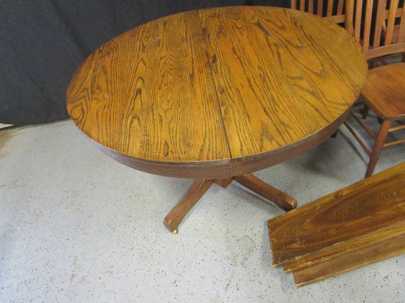 lot 16 image: Vintage Farmhouse Table & 7 Chairs