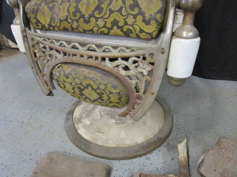 lot 13 image: Kochs Barber Chair