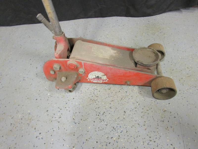 lot 39 image: Floor Jack