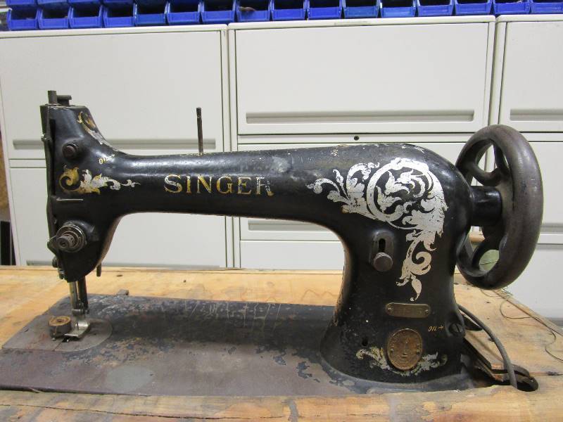 lot 87 image: Singer Sewing Machine