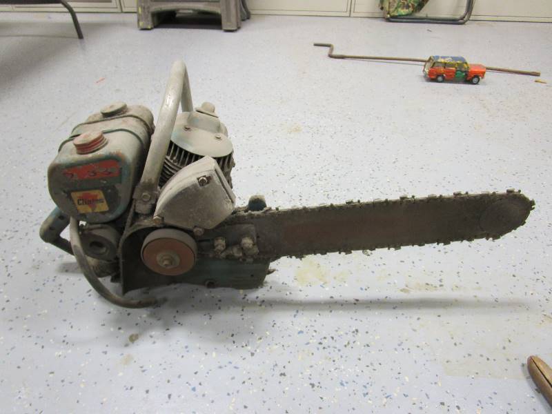 lot 91 image: Vintage Chainsaw & Cross Cut Saw
