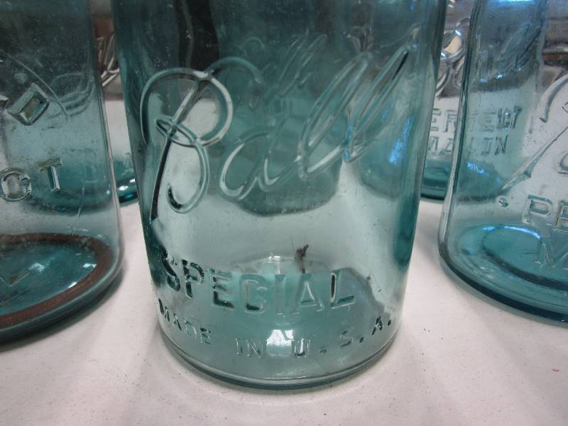 lot 113 image: (10) Vintage Quart Jars