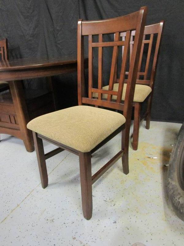 lot 22 image: Table & Chairs