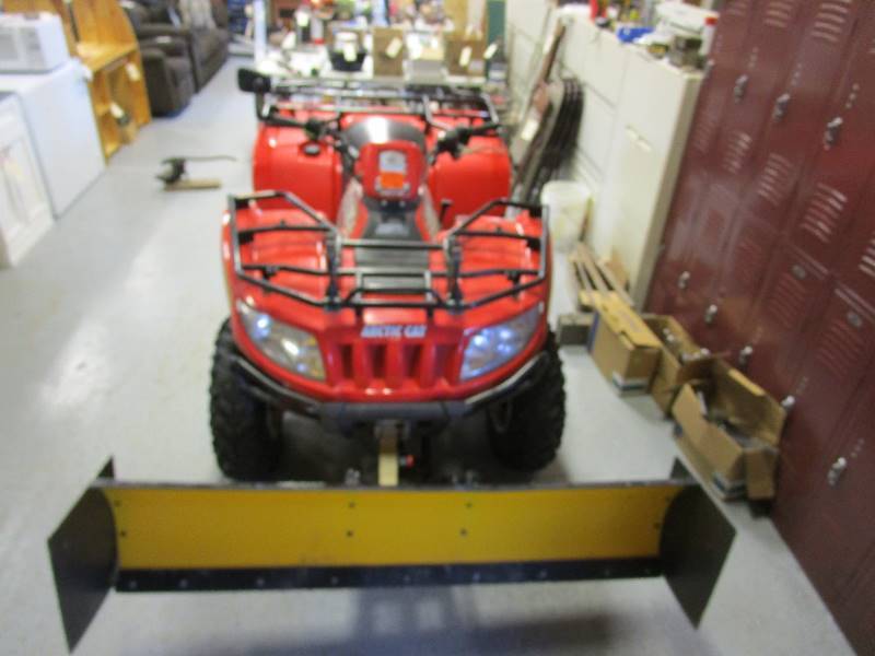 lot 4 image: 2005 Artic Cat 500 ATV wSnow Blade