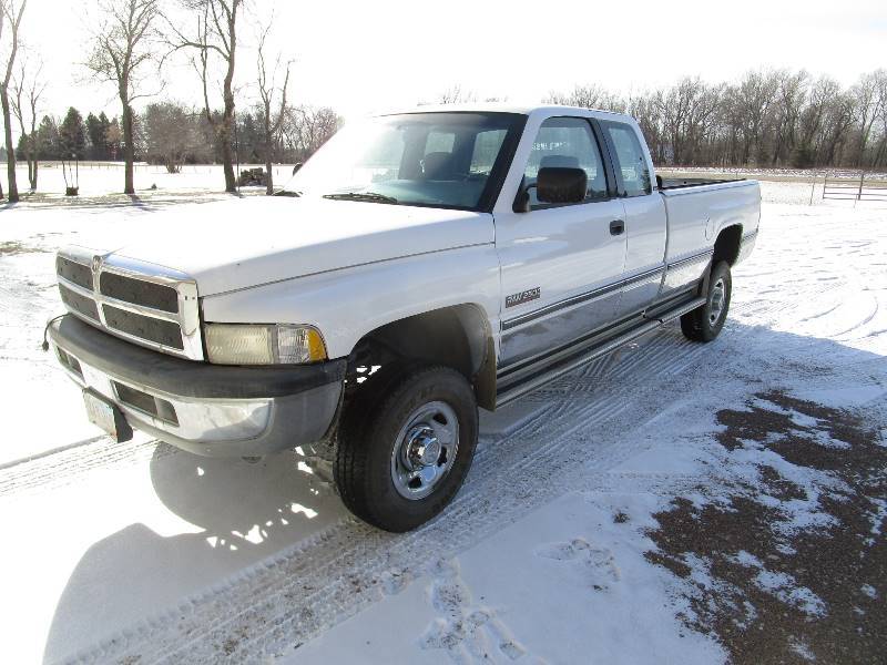 lot 3 image: 1996 Dodge 2500 Laramie SLT Cummins Diesel