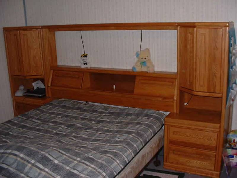 lot 62 image: Queen Size Bed Set