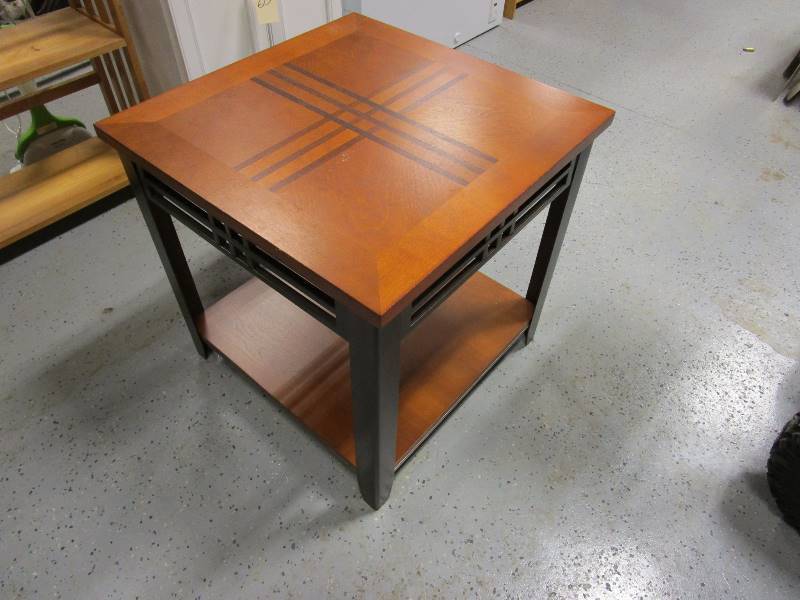 lot 138 image: End Table