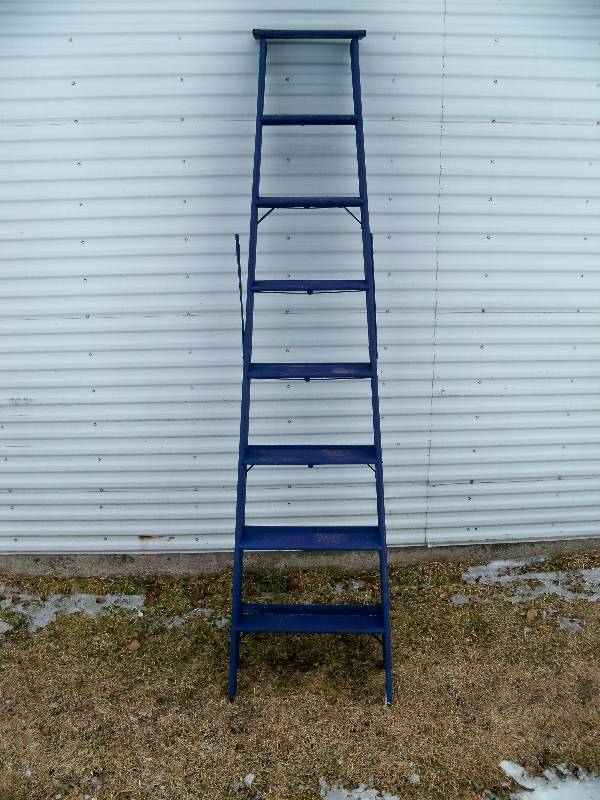 lot 32 image: 8 Wood Step Ladder