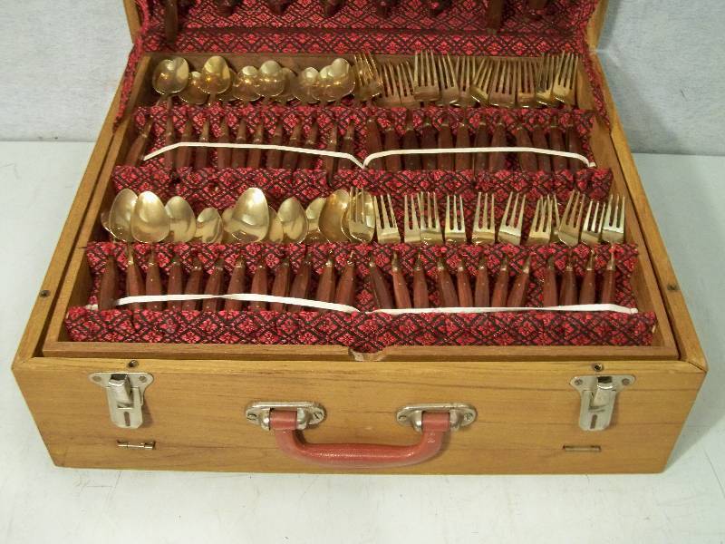lot 35 image: 145pc Silverware Set