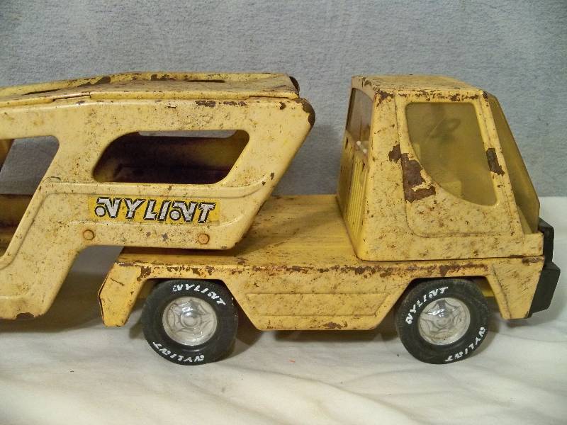 lot 38 image: Nylint Tractor & Car Carrier Trailer